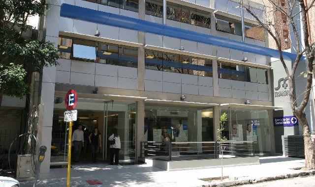 Una menor se encuentra en grave estado tras caer desde un edificio
