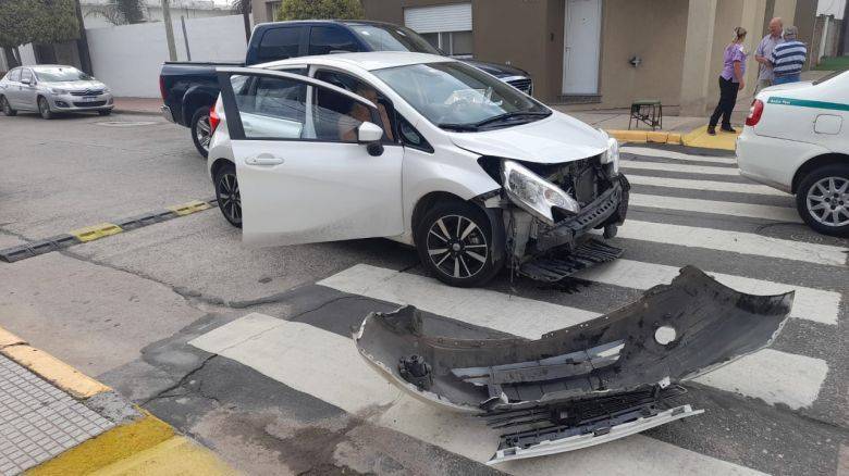Dos autos colisionaron en barrio Rivadavia
