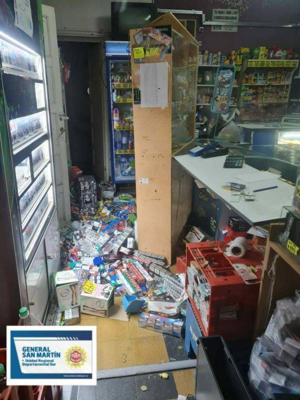Hinchas de Atenas fueron detenidos por robar en un comercio 