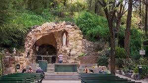 Miles de fieles visitan el santuario de Lourdes en Alta Gracia