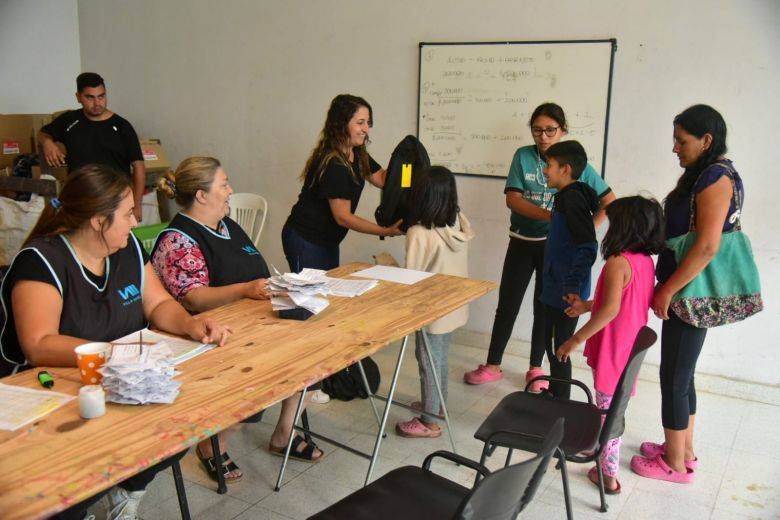 Inició la entrega de los kits escolares para alumnos de nivel primario y secundario