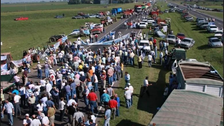 Se esta realizando una movilización convocada por Federación Agraria en reclamo de medidas