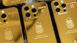 Cómo es la historia del empresario que les regala a Messi y a la Scaloneta fundas de oro de Iphone
