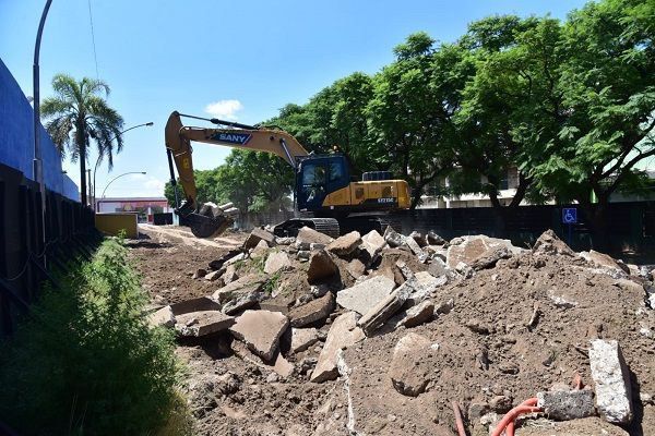 Empiezan a construir los departamentos al lado de la Terminal