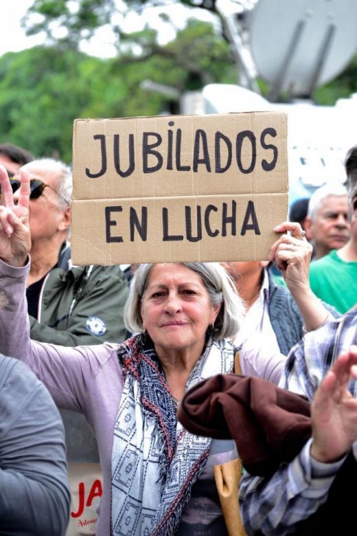 Jubilados se concentraron frente al municipio