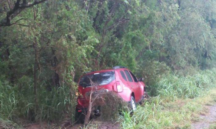 Se salvaron de milagro tras despistar con su auto en Oliva
