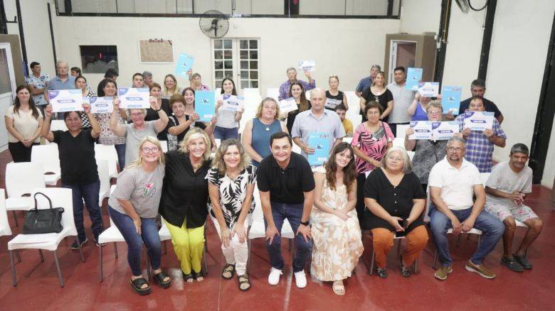 La playosa: la provincia entregó escrituras y creditos 