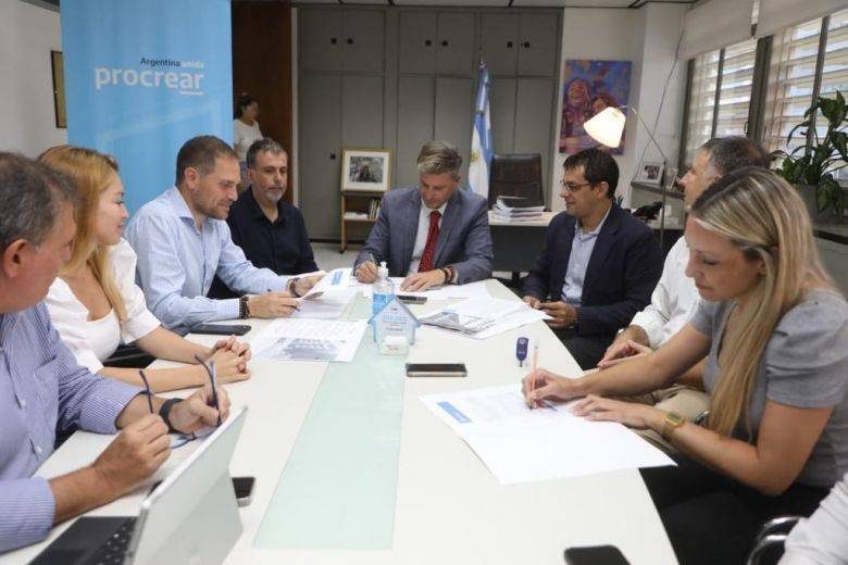 Gill y Graglia firmaron las actas de inicio de obras para las viviendas Procrear