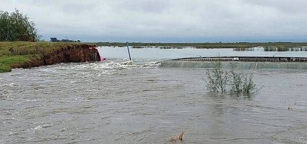 Uchacha: por las lluvias, se rompió la contención de la laguna 