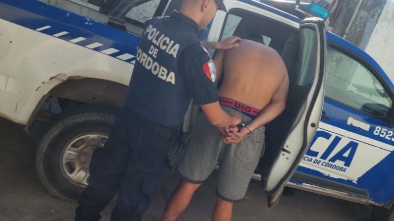 Rompió una ventana e ingresó a una casa a robar