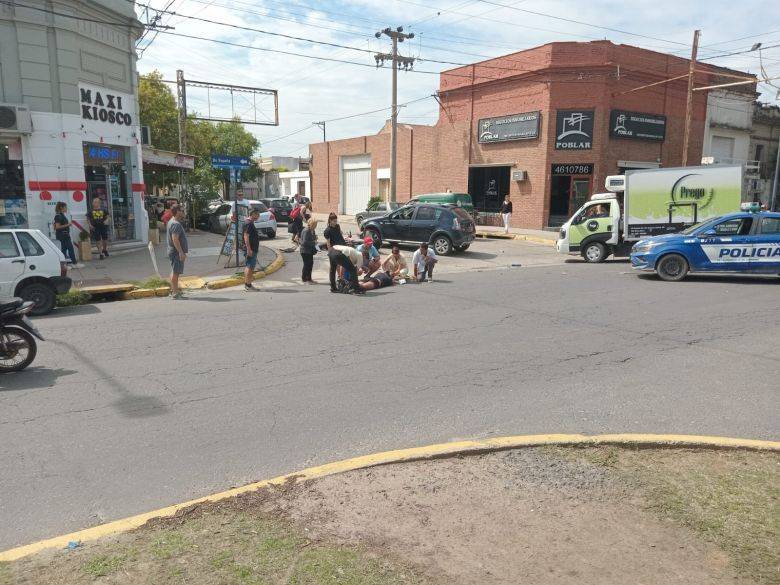 Auto y moto colisionaron en pleno bulevar