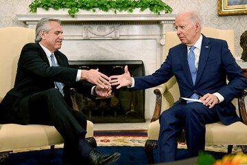 Biden se comprometió a apoyar al país ante los organismos internacionales