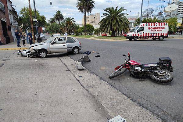 Tres mujeres sufrieron heridas graves al colisionar contra un auto