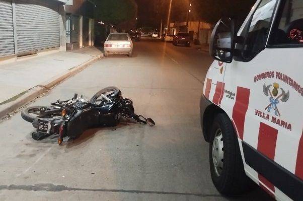 Dos personas resultaron heridas al chocar con un automovil 