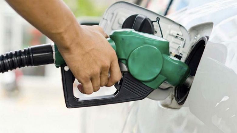 Nafta: las petroleras acordaron subas de 4% por mes hasta agosto