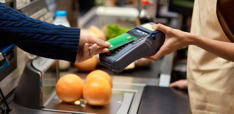 Las familias cordobesas usan la tarjeta para comprar alimentos