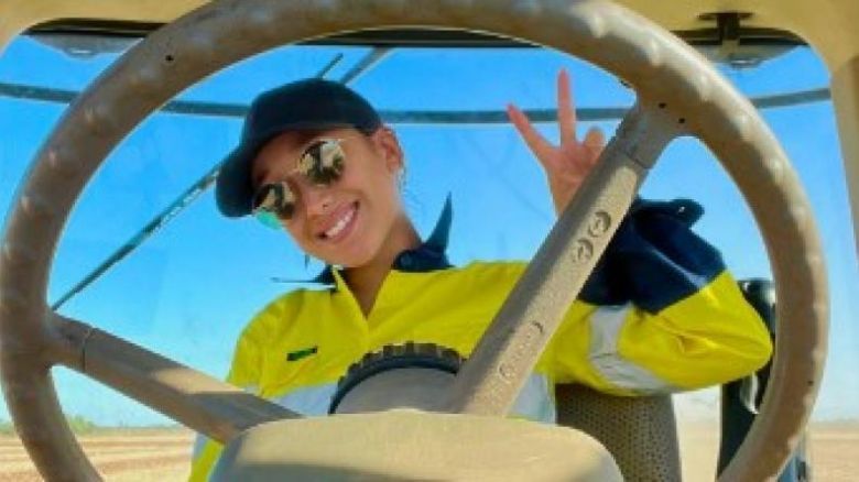 Es argentina y se hizo viral tras contar cuánto cobra por manejar un tractor en Australia