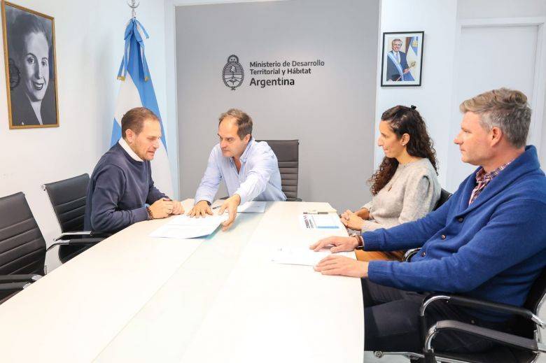  Martín Gill firmó contratos para la construcción de 300 viviendas