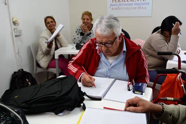 Residentes del Hogar de Ancianos cursan sus estudios primarios y secundarios