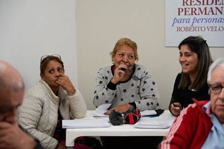 Residentes del Hogar de Ancianos cursan sus estudios primarios y secundarios