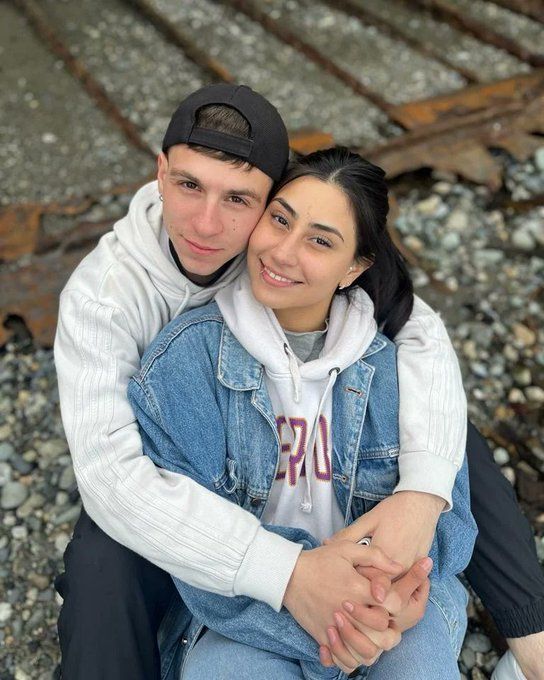 Subió una foto con su novio y se hizo viral por el parecido con el Dibu Martínez