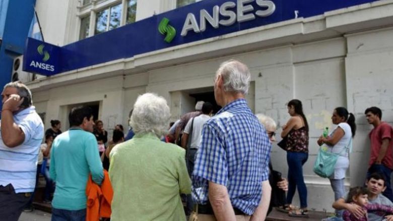 El gobierno anunció un aumento para las jubilaciones y tres bonos