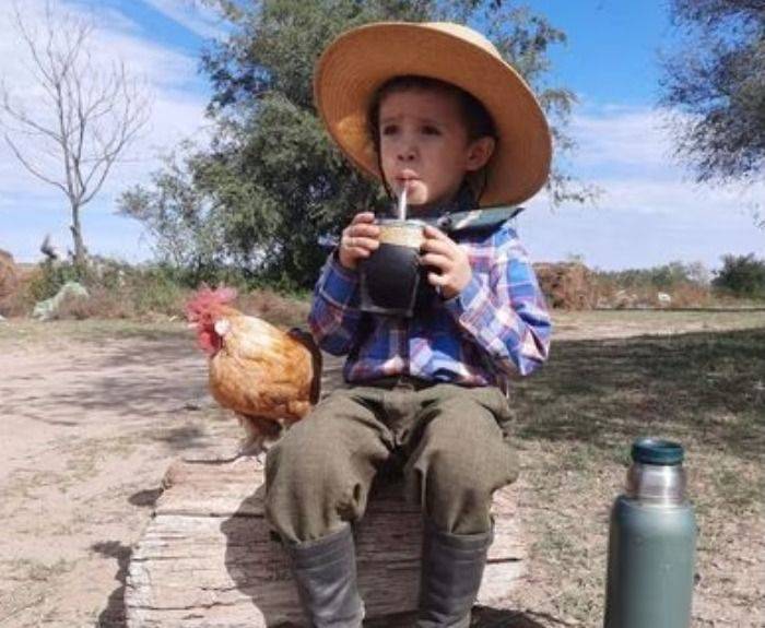 La historia de Noah, el niño villanovense que adoptó de mascota a un gallo y ahora son inseparables
