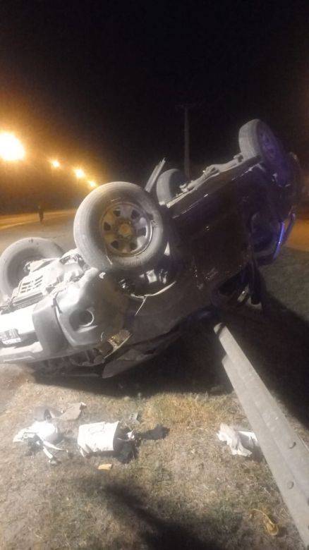 Tres heridos tras el vuelco de una camioneta frente al Hiper