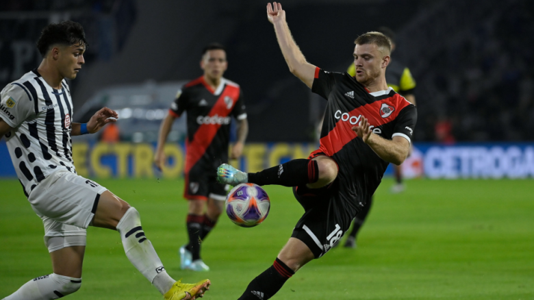Talleres venció a River en el Kempes con un show de Garro