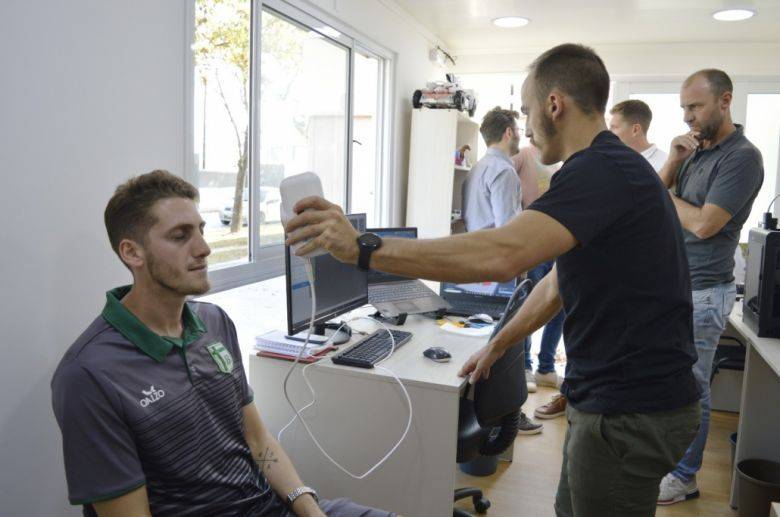 Alumnos de la UNVM diseñaron una máscara de protección para un futbolista lesionado