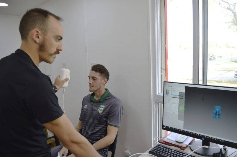 Alumnos de la UNVM diseñaron una máscara de protección para un futbolista lesionado