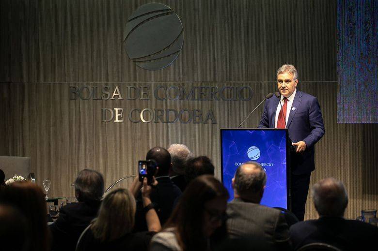 Martín Llaryora propone crear una policía municipal entrenada en el uso de armas no letales