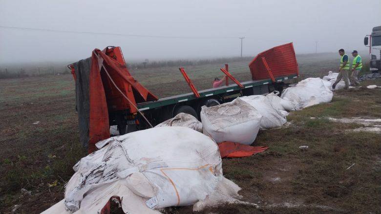 Vuelco de un acoplado en ruta 2