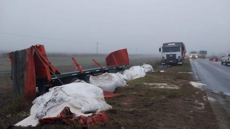Vuelco de un acoplado en ruta 2