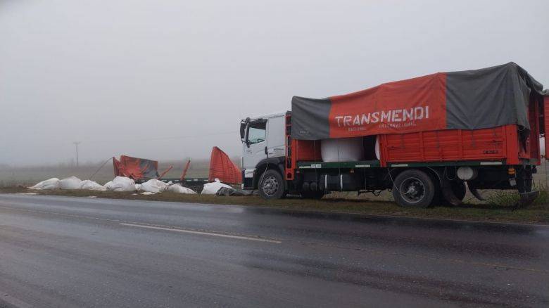 Vuelco de un acoplado en ruta 2