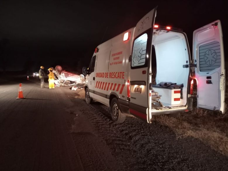 Un hombre sufrió graves heridas tras volcar con su auto