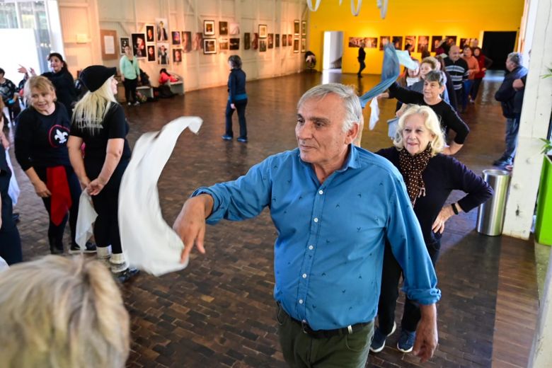 El Ballet Oficial de Adultos Mayores se prepara para bailar el pericón del Día de la Independencia