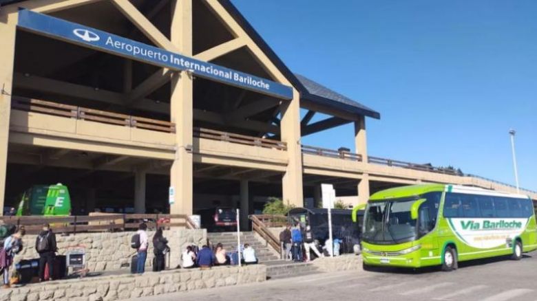 Se olvidaron a un egresado en Bariloche y la furia de su familia se hizo viral