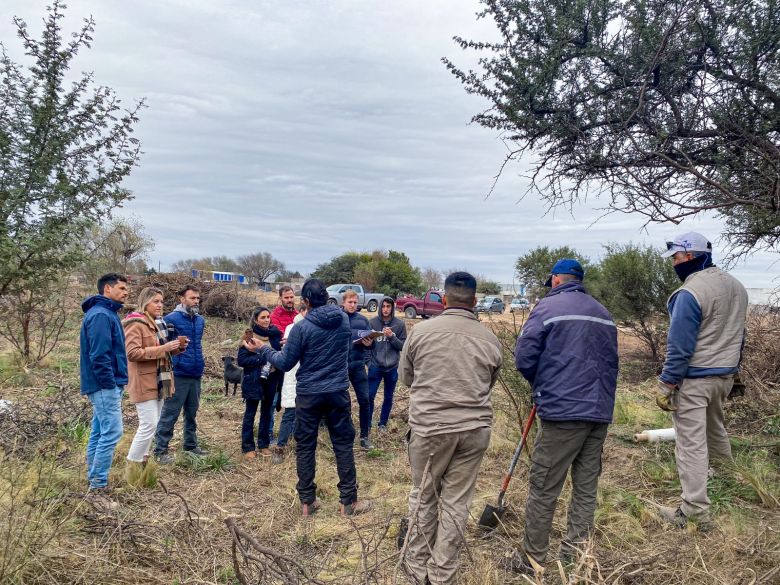 Con tareas de desmalezado y acondicionamiento de terreno, el Ecobarrio avanza hacia su recuperación
