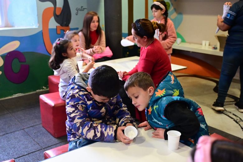 Miles de niños y niñas disfrutan de diversas actividades en vacaciones de invierno