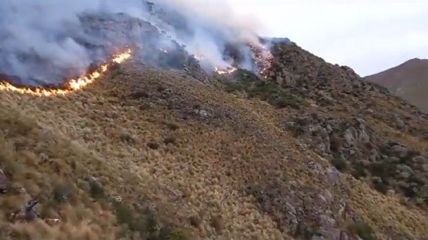 Sigue activo el incendio del cerro Uritorco