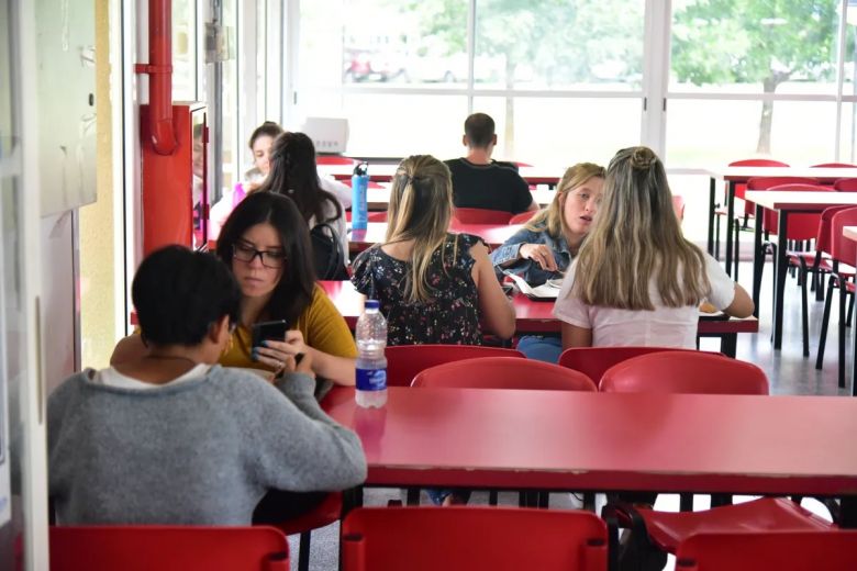 Estudiantes se oponen a la suba del menú universitario