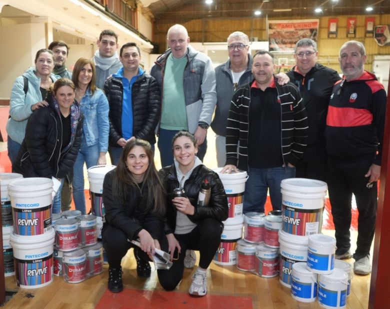 Marcos Bovo entregó 300 litros de pintura al Club Ameghino