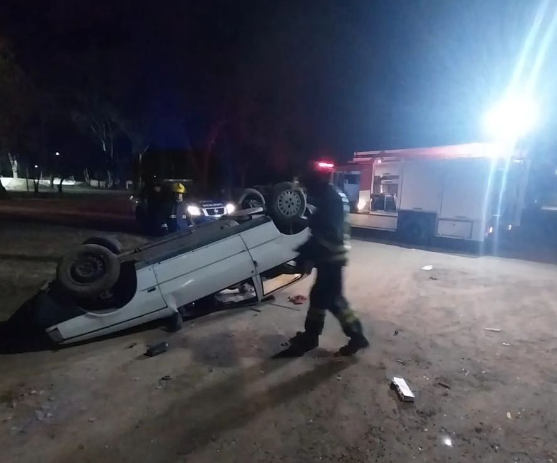Un automóvil volcó en el Parque de Villa Nueva y hubo heridos