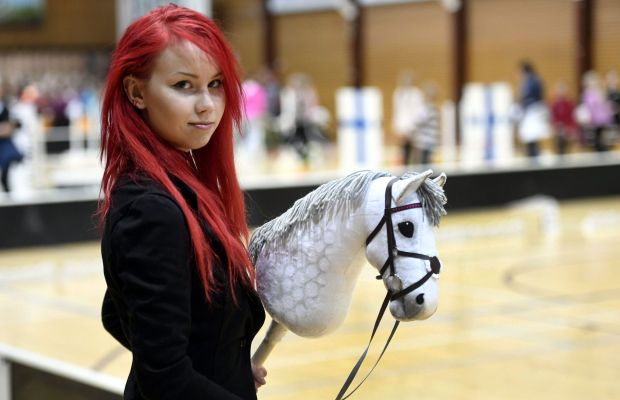 Equitación vegana, el deporte que se practica con caballos de madera 