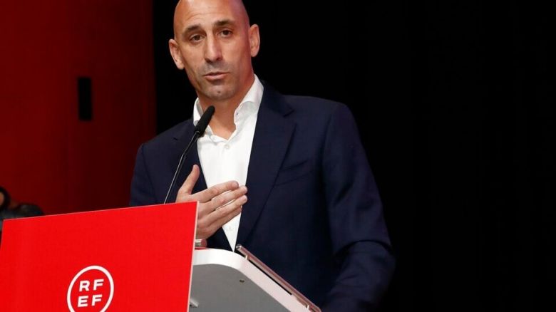 Rubiales suspendido por la FIFA tras el beso no consentido a Hermoso