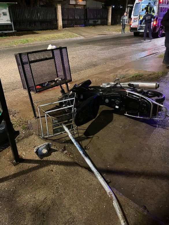 Perdieron el control de la motocicleta y chocaron contra un canasto de residuos