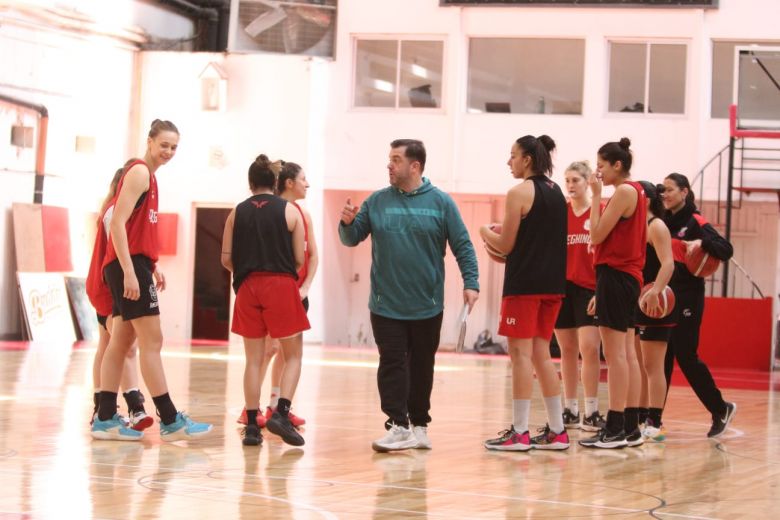Club Ameghino: comenzó la era Santander en el básquet femenino
