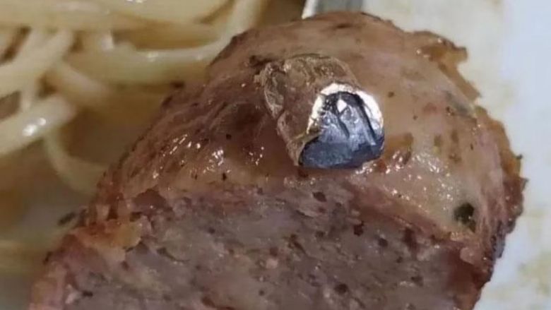 Comía choripán y encontró una desagradable sorpresa: “De suerte no lo tragué”