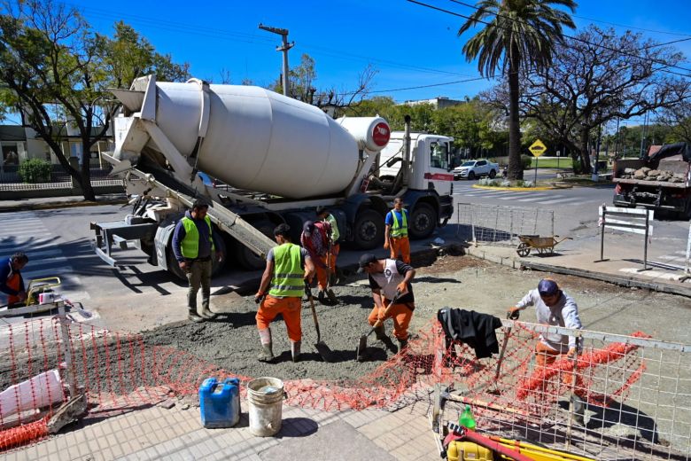 El municipio avanza en la restitución del badén de avenida Sabattini esquina Santa Fe